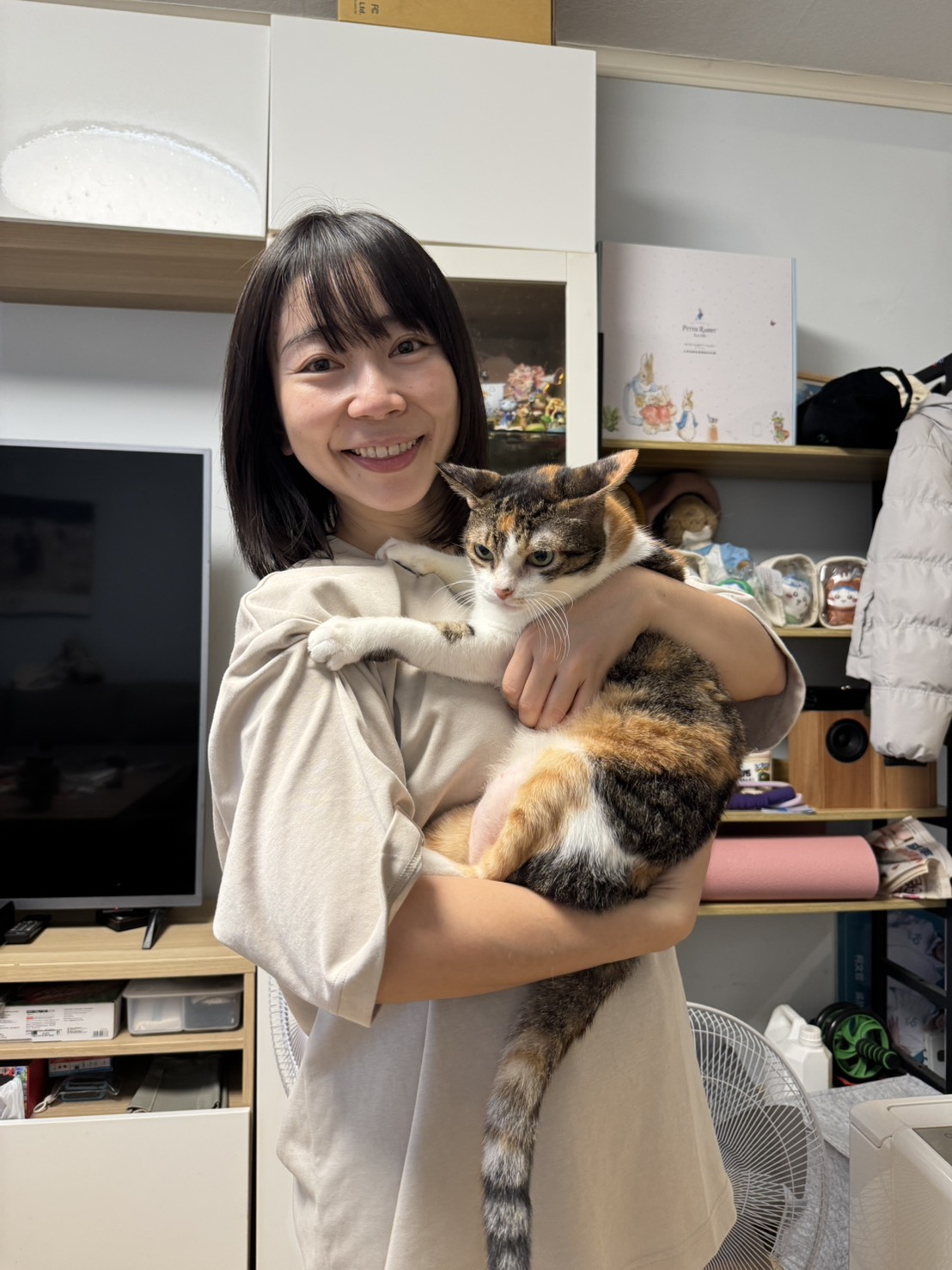 Kelly 抱著花貓 YUGI